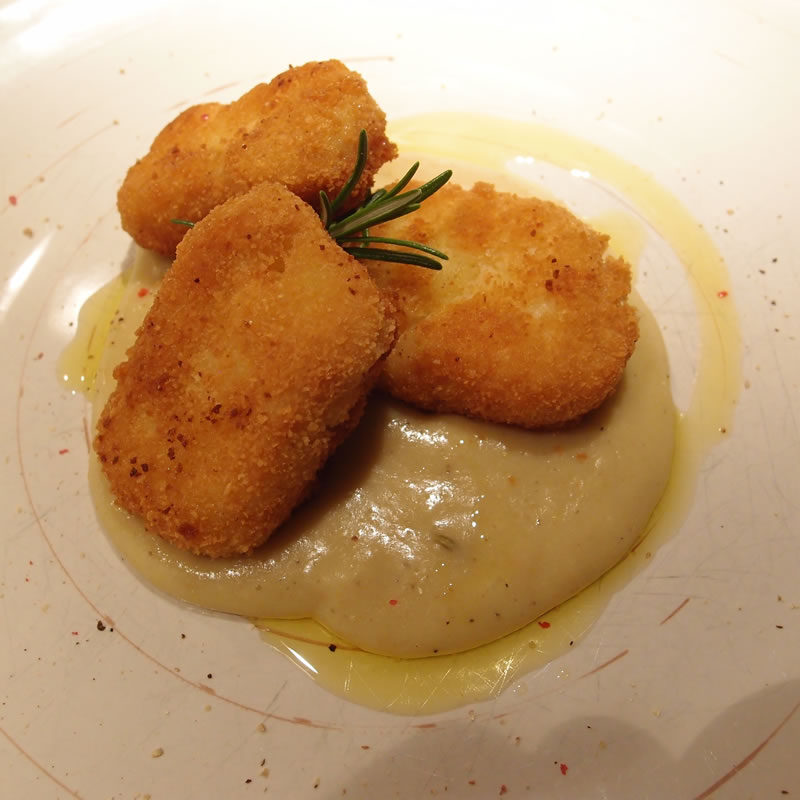 Merluzzo fritto su crema di ceci